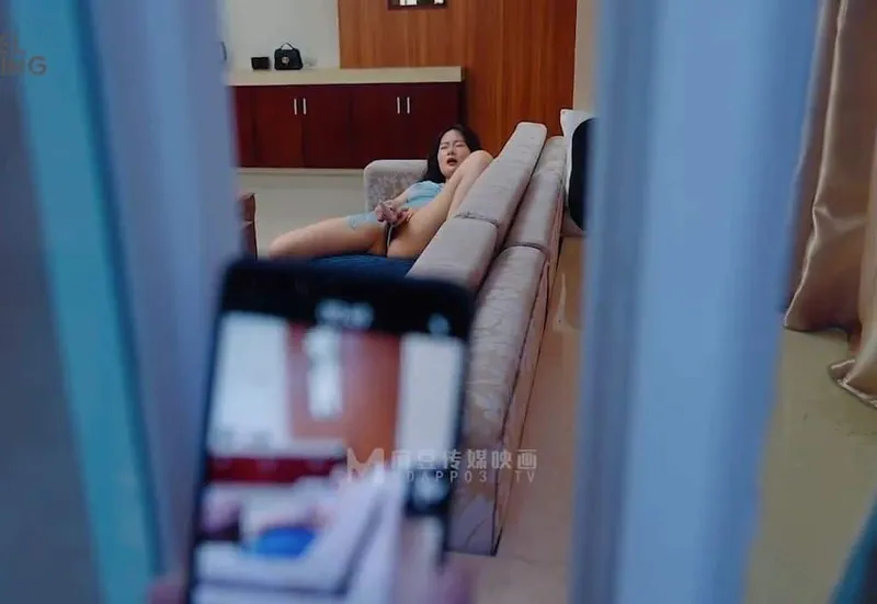 đột nhập làm tình em gần nhà đang thủ dâm